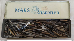 Un Lot De Plumes D'écritures De Différentes Tailles Et Modéle - Pens
