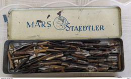 Un Lot De Plumes D'écritures De Différentes Tailles Et Modéle - Pens