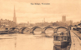 A032 England The Bridge Worcester Boat Vintage Postcard - Worcester
