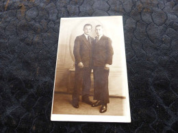 Delcampe - C-4994, Carte-Photo, Portraits De Deux Jeunes Hommes élégant En Costume, Frères, Photographie JEROME, Août 1931 - Genealogie