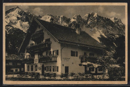 AK Garmisch /Bayerisches Hochgebirge, Gasthof Und Pension Zugspitze Gegen Die Berge - Zugspitze