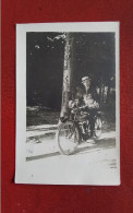 MOTOS - CARTE PHOTO - " GROS PLAN MOTO - HOMME AVEC UN CANOTIER - CYCLOMOTEUR..." - VOIR LES SCANS  ...." TRES RARE " - - Moto