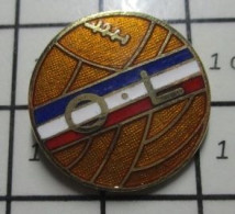 713c Pin's Pins / Beau Et Rare / SPORTS / BALLON VOLLEY-BALL CLUB OL - Volleybal