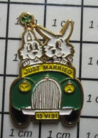 713b Pin's Pins / Beau Et Rare / ANIMAUX / COUPLE DE LAPINS BLANCS DANS VOITURE VERTE JUST MARRIED - Autres & Non Classés