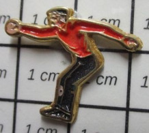 713b Pin's Pins / Beau Et Rare / SPORTS / PETANQUE JOUEUR DE BOULES BOULISTE ROUGE ET NOIR - Petanque