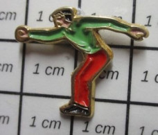 713b Pin's Pins / Beau Et Rare / SPORTS / PETANQUE JOUEUR DE BOULES BOULISTE VERT ET JAUNE - Petanque