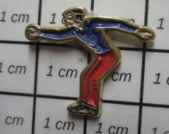 713b Pin's Pins / Beau Et Rare / SPORTS / PETANQUE JOUEUR DE BOULES BOULISTE BLEU ET ROUGE - Petanque