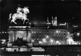 LYON Place Bellecour Statue équestre De Louis XIV De Nuit 47 (scan Recto Verso)KEVREN0685 - Lyon 5