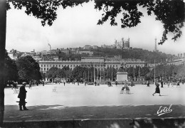 LYON Place Bellecour Statue équestre De Louis XIV Et Fourvière 49 (scan Recto Verso)KEVREN0685 - Lyon 5