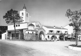 Delcampe - Les Issambres * La Place De L'église Du Village * Restaurant Hôtel - Les Issambres