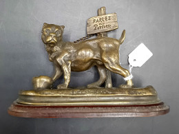 MUY REALISTA ESCULTURA FRANCESA DE PERRO EN BRONCE CON CARTEL Y CADENA - Animals