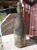 Ancienne Bouteille Bourgogne CHABLIS Reste Env 40cl De Vin Millesime Illisible - Wine