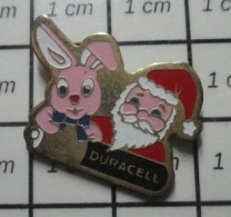 2522 Pin's Pins / Beau Et Rare /  NOEL / PERE NOEL ET LAPIN ROSE DURACELL - Navidad