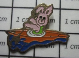 713B Pin's Pins / Beau Et Rare /  SPORTS / LAPIN ROSE DANS UN CANOE-KAYAK - Canoa