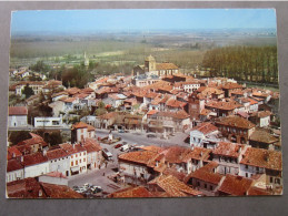 CP 82 T Et G VERDUN Sur GARONNE  - Vue Générale Aérienne  Place De L'Eperon , Camion  1970 - Verdun Sur Garonne