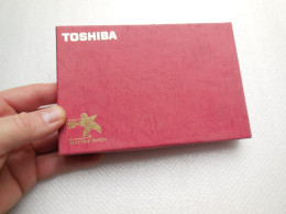 Pin's Coffret TOSHIBA Signé TOSHIBA, Inédit .......C4A1 - Informatica