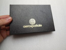 Pin's Coffret AEROSPATIALE, Satellite, Concorde, Hélico, Fusée, Missiles,A 320,A 340.......C4A1 - Ruimtevaart