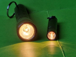 Lot 2 Anciennes LAMPES De POCHE à Piles - Métallique Verre Et Fonctionnent - 1 Mini MAGLITE SOLITAIRE - Vers 1990 - Other Apparatus