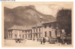 BW-BFP1-0297-38 - VIF - La Place De La Mairie Et La Montagne D'uriol - Vif