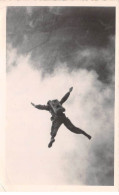 Sports - N°71677 - Parachutisme - Homme En Plein Saut - Parachutespringen