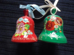 Vintage - 2 Cloches De Noël En Bois Rouge Et Vert Décor Floral - Kerstversiering
