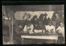 Foto-AK Soldaten Beim Kartenspiel Und Beim Lesen Der Zeitung - Playing Cards