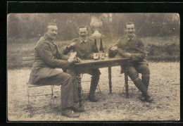 Foto-AK Soldaten Beim Kartenspiel Und Wein - Playing Cards