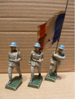 SOLDATS FRANCAIS (EN MARCHE + PORTE DRAPEAU) . 3 FIGURINES (LINEOL - ELASTOLIN) - Soldatini Di Piombo