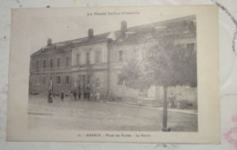 Cpa   70 Haute Saône   Amance Place Des écoles La Mairie - Amance