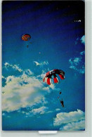 10569674 - Orange - Parachutespringen