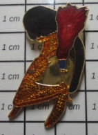 713a Pin's Pins / Beau Et Rare / THEME : POMPIERS / CASQUE DE SAPEUR POMPIER 19e SIECLE - Pompieri