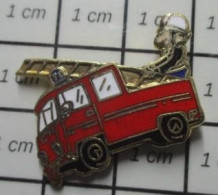 513b Pin's Pins / Beau Et Rare / POMPIERS / CAMION RETRO ECHELLE SAPEURS POMPIERS BERLIET ? - Pompieri