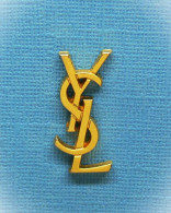 1 PIN'S // ** YVES SAINT LAURENT  GRAND COUTURIER XX ᵉᵐᵉ SIÈCLE ** - Perfume