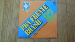 45 T. FOOT-BALL: C.M. 1982, (en Espagne),  (Brésil), Pra Frente Brasil 82, (A Musica Eterna Da Seleçeao). - Autres & Non Classés