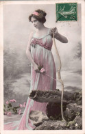 P-Pl. Mi.Is-25-3871 : JOLIE JEUNE FEMME AVEC ARC ET FLECHE - Bogenschiessen