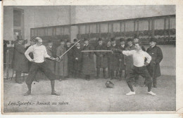 CPA LES SPORTS ASSAUT AU SABRE CARTE PUBLICITAIRE CHICOREE EXTRA LEROUX - Fechten
