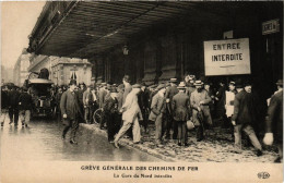 CPA PARIS Greve Générale Des Chemins De Fer Gare Du Nord Interdite (700431) - Streiks