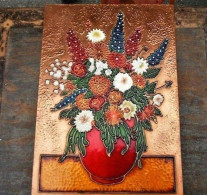 * 2 Petits Cadres Fleurs, Peinture émaillée Sur Cuivre Repoussé - Autres & Non Classés