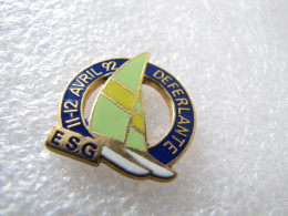 PIN'S    AVRIL 92  DEFERLANTE  E.S.G.  BATEAU    Email Grand Feu - Boten