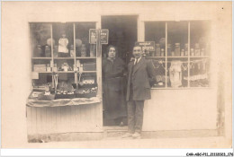 CAR-ABCP11-1084 - COMMERCE - UN HOMME ET UNE FEMME A LA PORTE DU COMMERCE - CARTE PHOTO A IDENTIFIER - Sonstige & Ohne Zuordnung