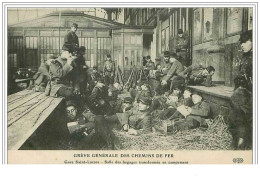 GREVES.GREVE GENERALE DES CHEMINS DE FER.GARE SAINT LAZARE.SALLE DES BAGAGES TRANSFORMEE EN CAMPEMENT.DECHIRURE - Streiks