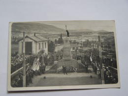 Delcampe - LOIRE -PELUSSIN-CARTE PHOTO CEREMONIE DEVANT MONUMENT AUX MORTS - Pelussin