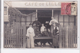MOURMELON : Carte Photo Du Café De Lille (accordeon - Militaires) - Bon état (un Coin Plié) - Camp De Châlons - Mourmelon