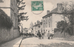 BAC25 -    ORADOUR SUR VAYRES  EN HAUTE VIENNE  RUE DE LA GARE  UN JOUR DE MARCHE  CPA  CIRCULEE - Oradour Sur Vayres
