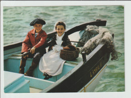 Delcampe - Dav:  Bretagne :  Costume De  Penn Sardin " , Enfants En Bateau - Bretagne