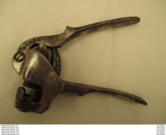 Pince   Agrafeuse  Pour Agrafes  Rondes   Et Plates  - Poids 500 Gr - Ancient Tools