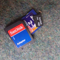 Lots Une Carte Sd 2gb  Une Micro Sd 2gb  Un Adaptateur Micro Sd - Other Formats