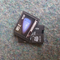 Lots Une Carte Sd 2gb  Une Micro Sd 2gb  Un Adaptateur Micro Sd - Other Formats