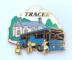 Pin's Officiel RENAULT TRACER - Le Car Descendant Ses Passagers Devant Un Château - Zamac -  Arthus Bertrand - P167 - Arthus Bertrand