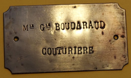 PLAQUE DE PORTE Cuivrée Mle Gle BOUDARAUD COUTURIERE  Format 13 X 7 CM - Sonstige & Ohne Zuordnung